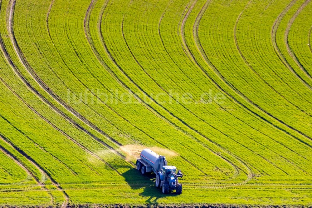 Enkhausen von oben - Ausbringung von Gülle auf landwirtschaftliche Felder bei Enkhausen im Bundesland Nordrhein-Westfalen, Deutschland