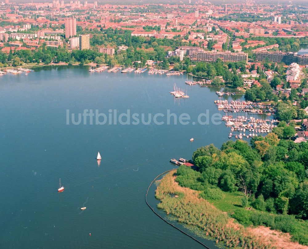 Berlin von oben - Ausflugs- und Erholungsgebiete am Havelufer Pichelswerder in Berlin