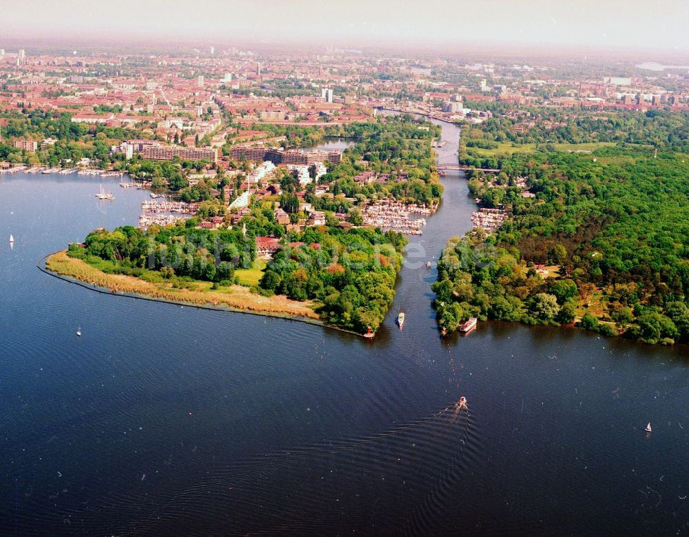 Luftaufnahme Berlin - Ausflugs- und Erholungsgebiete am Havelufer Pichelswerder in Berlin