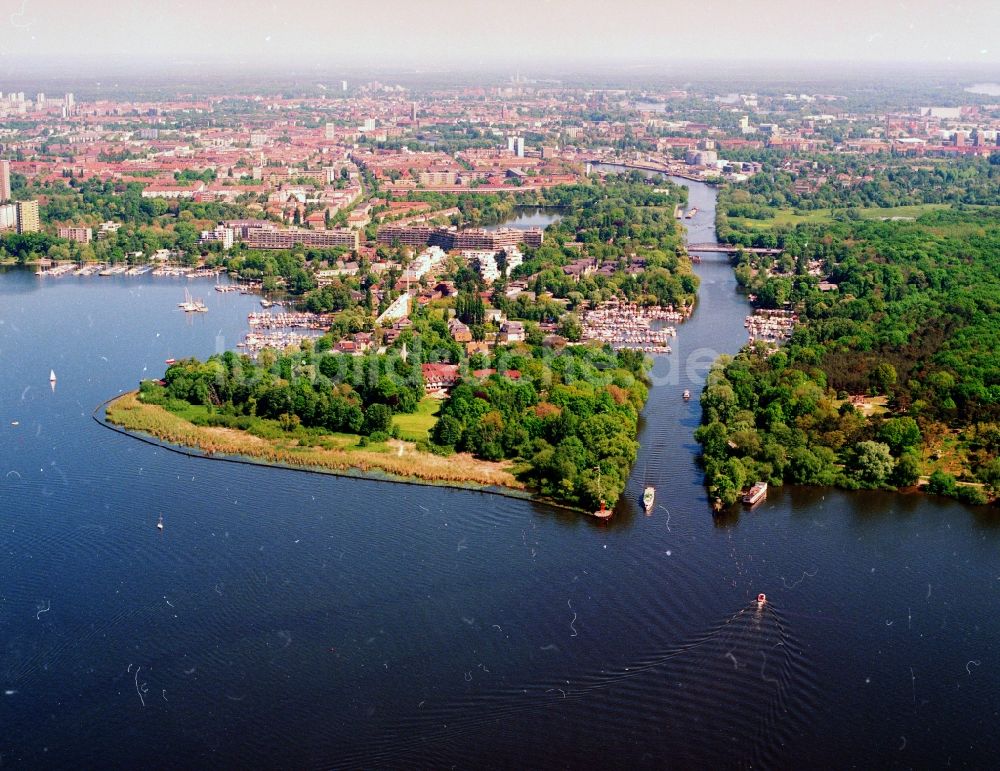 Berlin von oben - Ausflugs- und Erholungsgebiete am Havelufer Pichelswerder in Berlin