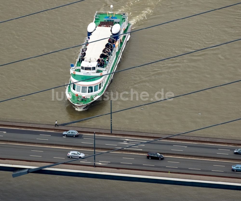 Luftaufnahme Düsseldorf - Ausflugs- und Fahrgastschiff Loreley der Köln-Düsseldorfer Deutsche Rheinschifffahrt AG an der Oberkasseler Brücke in Düsseldorf im Bundesland Nordrhein-Westfalen