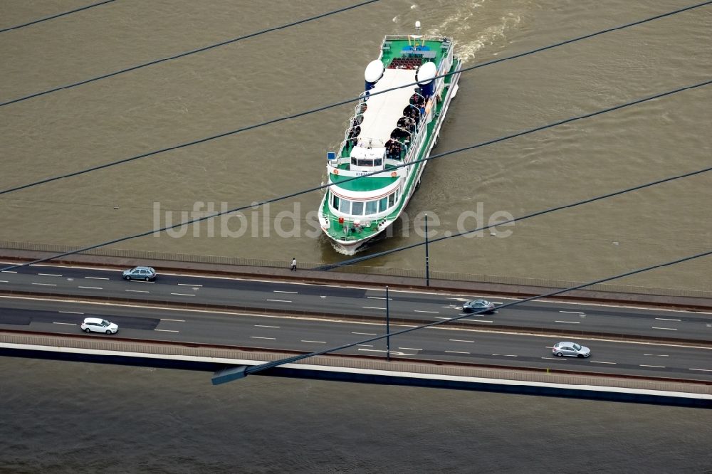 Düsseldorf von oben - Ausflugs- und Fahrgastschiff Loreley der Köln-Düsseldorfer Deutsche Rheinschifffahrt AG an der Oberkasseler Brücke in Düsseldorf im Bundesland Nordrhein-Westfalen