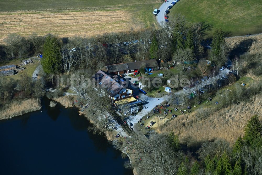 Pöcking von oben - Ausflugs- Gaststätte Maisinger Seehof am Maisinger See in Maising im Bundesland Bayern, Deutschland