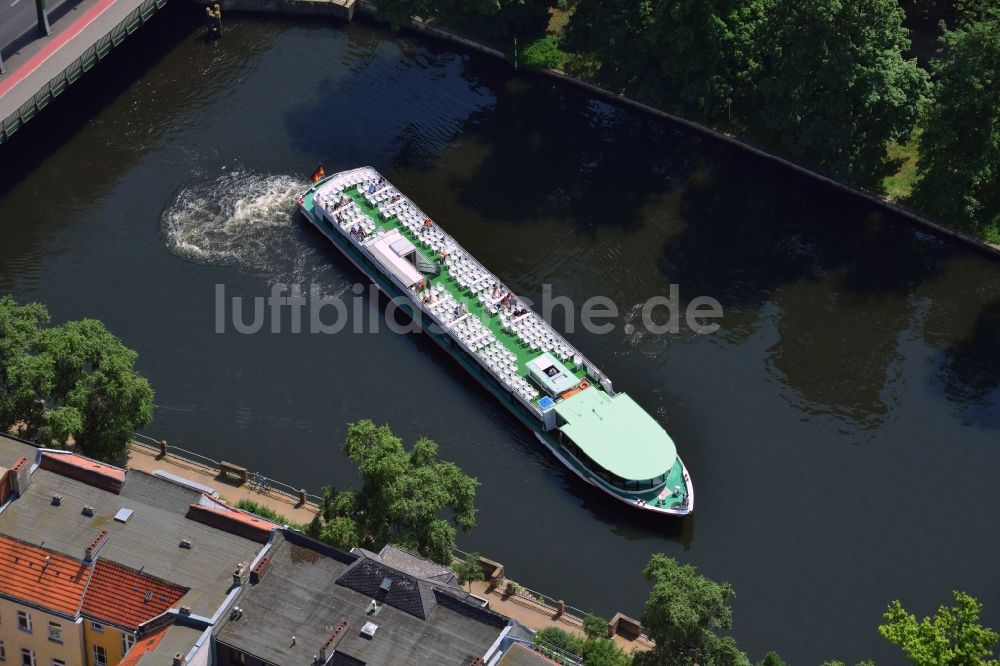 Luftaufnahme Berlin - Ausflugsschiff auf der Spree in Berlin