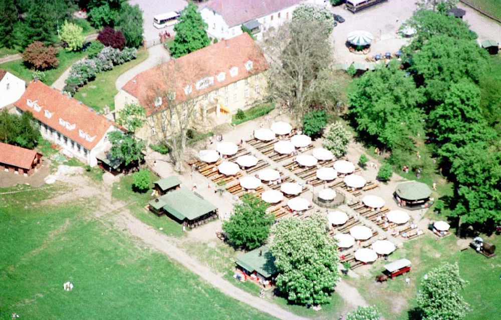 Diedersdorf beiMahlow / Brandenburg aus der Vogelperspektive: Ausflugsziel Schloß Diedersdorf.