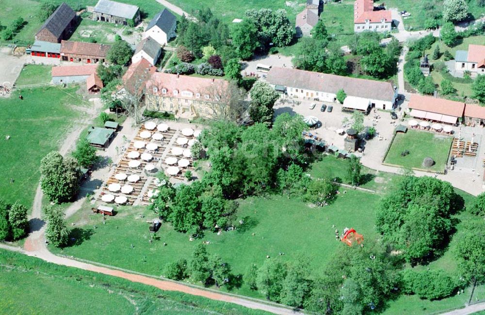 Diedersdorf bei Mahlow / Brandenburg aus der Vogelperspektive: Ausflugsziel Schloß Diedersdorf.