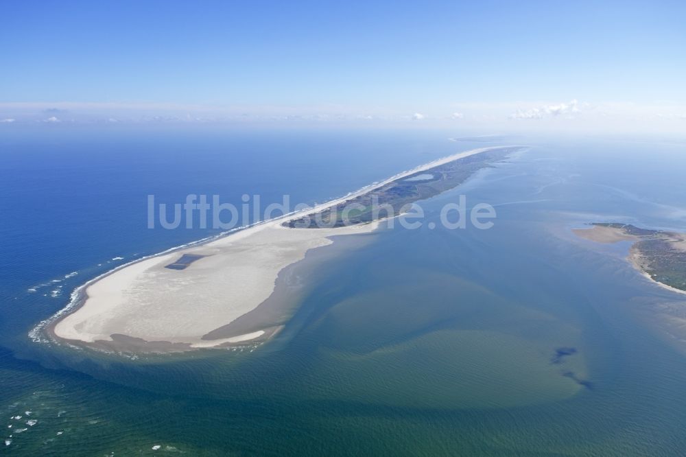 Juist von oben - Ausgedehnte Sandstrandflächen auf der Ostfriesischen Insel Juist im Bundesland Niedersachsen