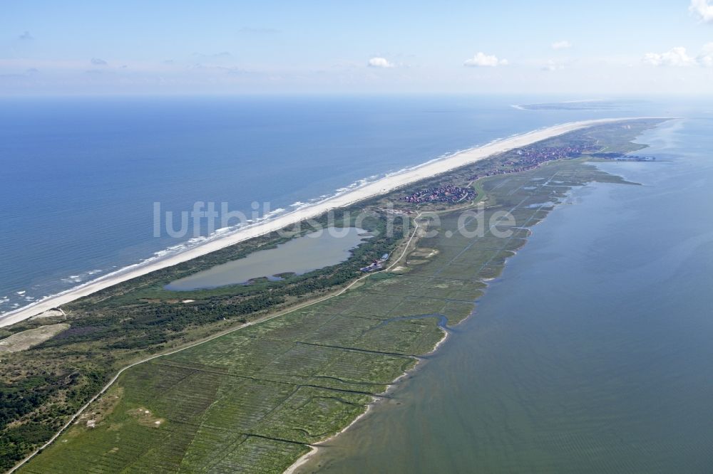 Juist von oben - Ausgedehnte Sandstrandflächen auf der Ostfriesischen Insel Juist im Bundesland Niedersachsen