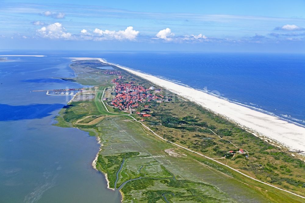 Juist von oben - Ausgedehnte Sandstrandflächen auf der Ostfriesischen Insel Juist im Bundesland Niedersachsen