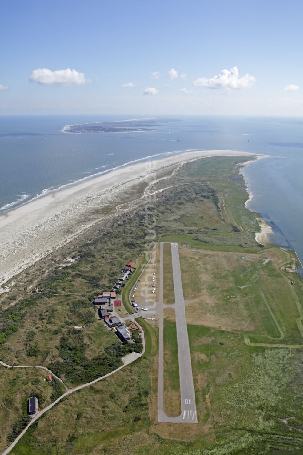 Juist aus der Vogelperspektive: Ausgedehnte Sandstrandflächen auf der Ostfriesischen Insel Juist im Bundesland Niedersachsen