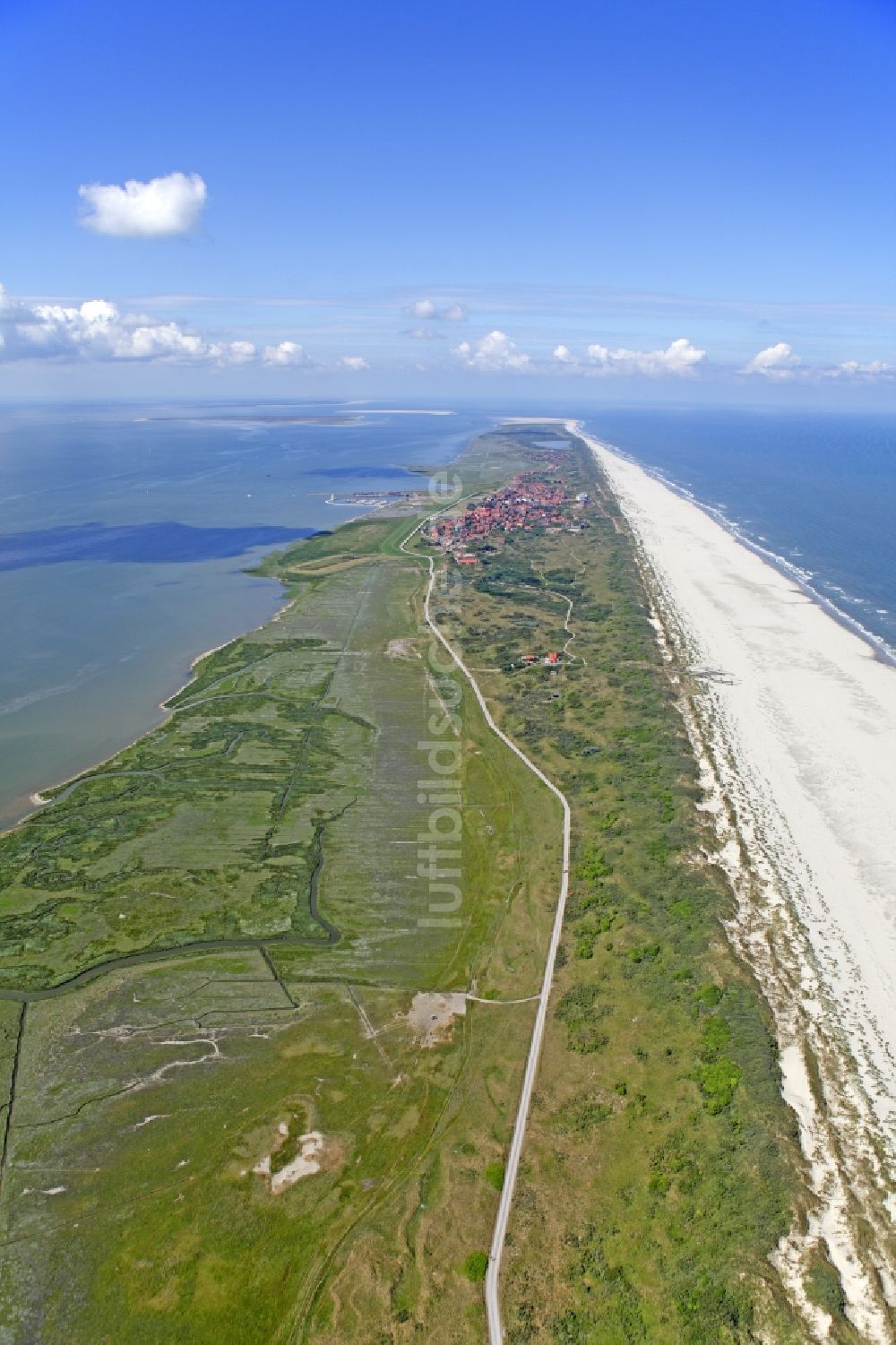 Luftaufnahme Juist - Ausgedehnte Sandstrandflächen auf der Ostfriesischen Insel Juist im Bundesland Niedersachsen