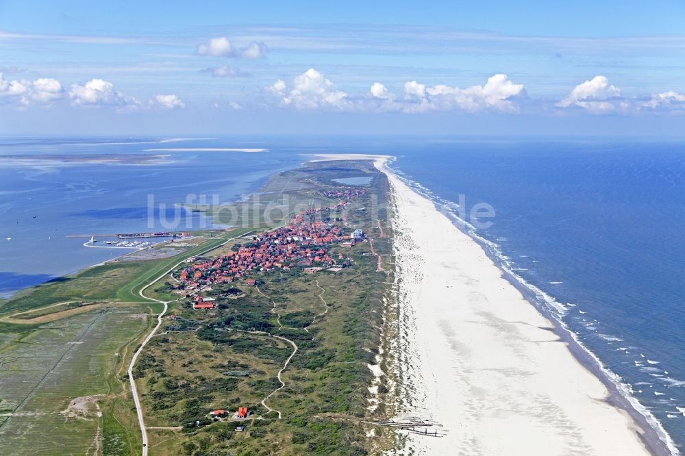 Juist von oben - Ausgedehnte Sandstrandflächen auf der Ostfriesischen Insel Juist im Bundesland Niedersachsen