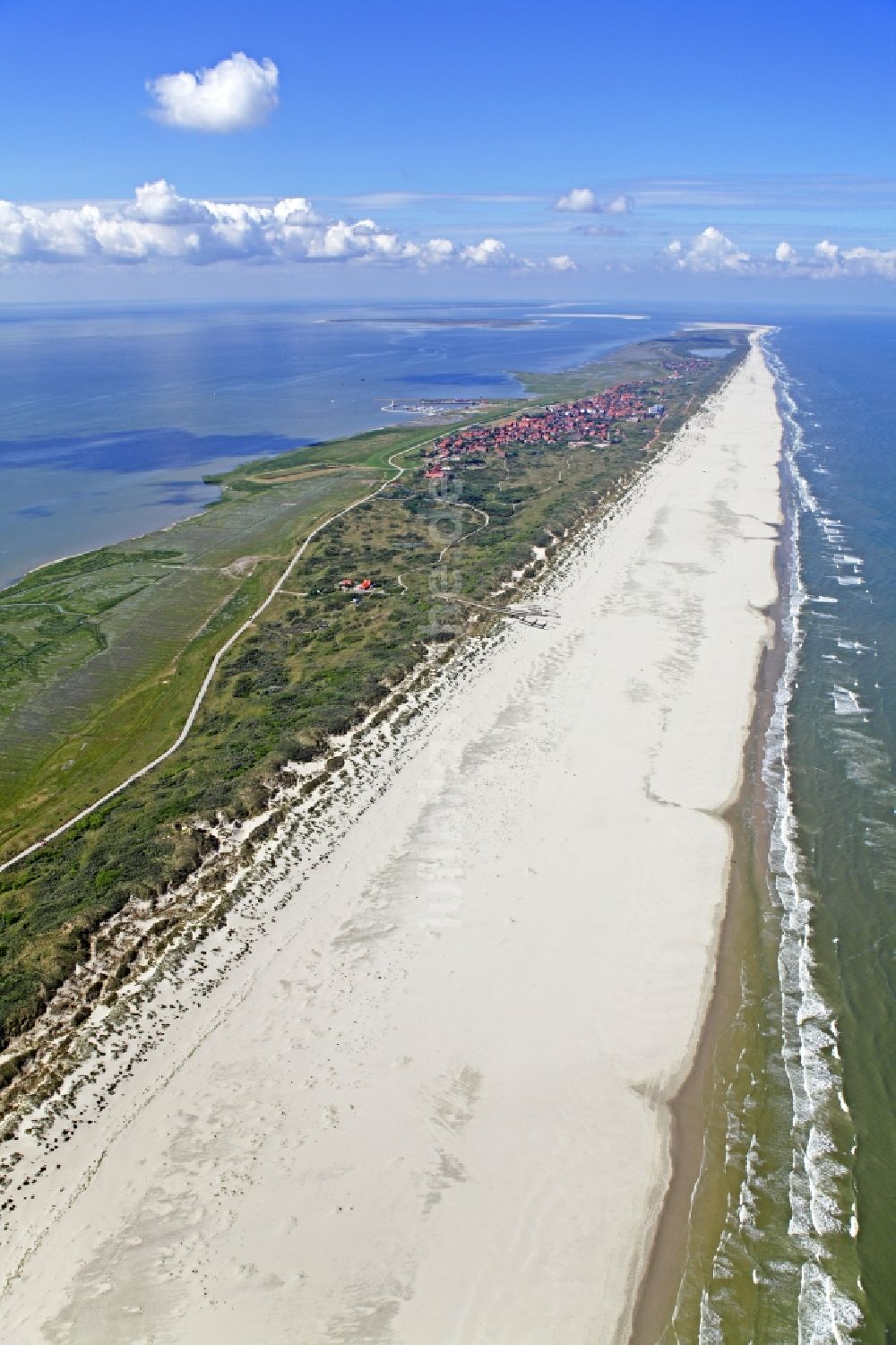 Juist aus der Vogelperspektive: Ausgedehnte Sandstrandflächen auf der Ostfriesischen Insel Juist 