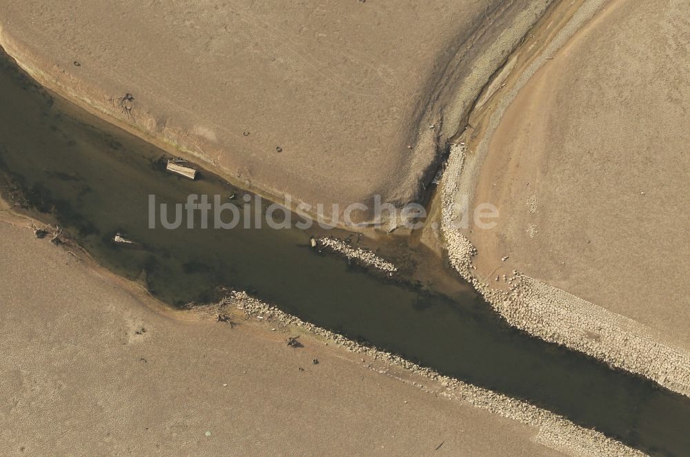 Straussfurt aus der Vogelperspektive: ausgetrocknetes und nicht befülltes Wasser - Rückhaltebecken in Straussfurt im Bundesland Thüringen