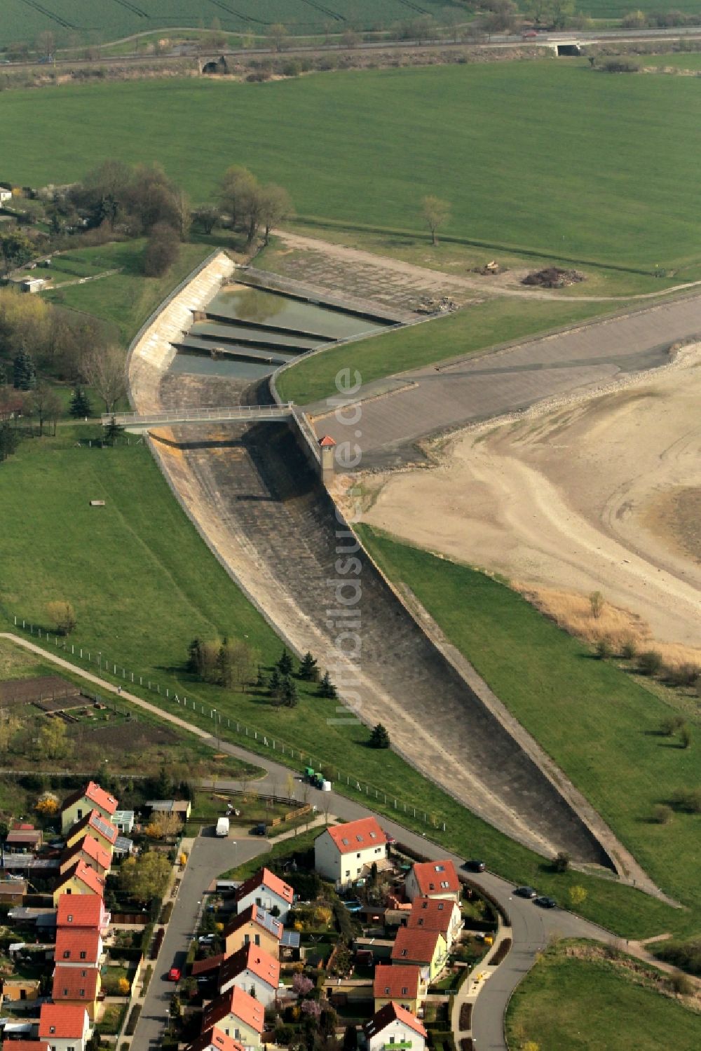 Luftbild Straussfurt - ausgetrocknetes und nicht befülltes Wasser - Rückhaltebecken in Straussfurt im Bundesland Thüringen