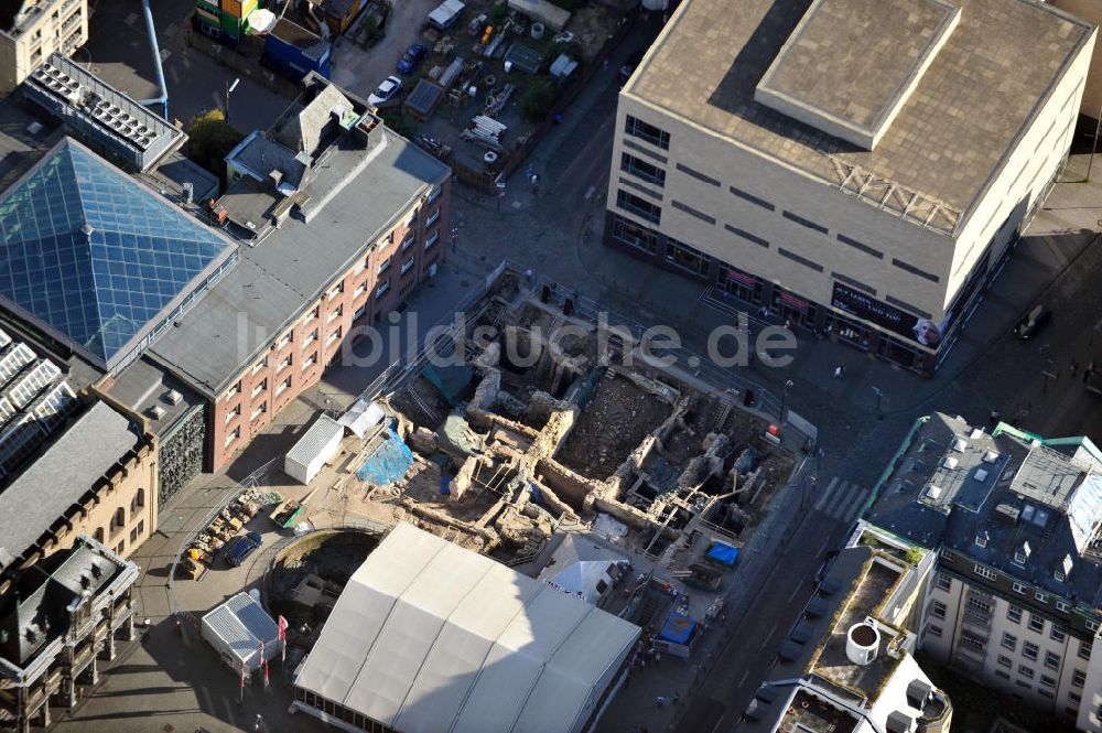 Luftaufnahme Köln - Ausgrabung jüdisches Viertel am Quatermarkt in Köln-Altstadt