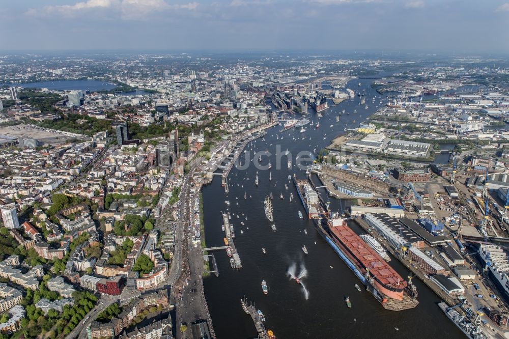 Luftbild Hamburg - Auslaufparade Hamburger Hafengeburtstag in Hamburg, Deutschland