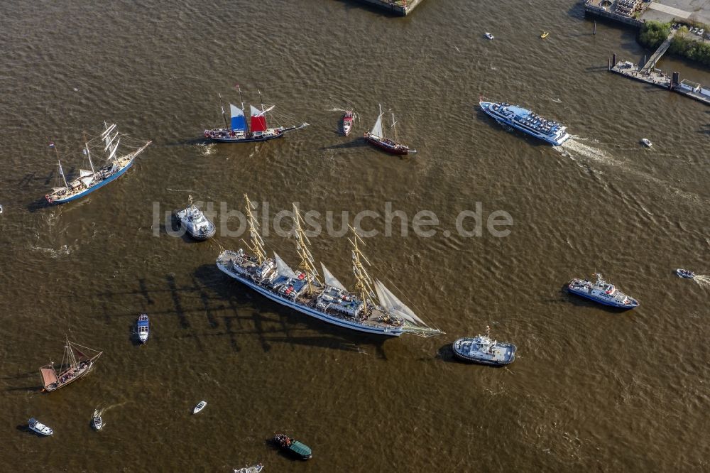 Luftbild Hamburg - Auslaufparade Hamburger Hafengeburtstag in Hamburg, Deutschland