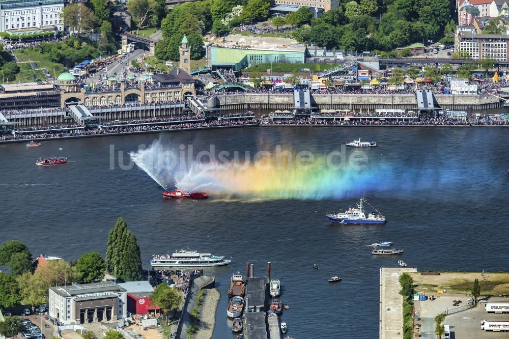 Luftaufnahme Hamburg - Auslaufparade Hamburger Hafengeburtstag in Hamburg, Deutschland