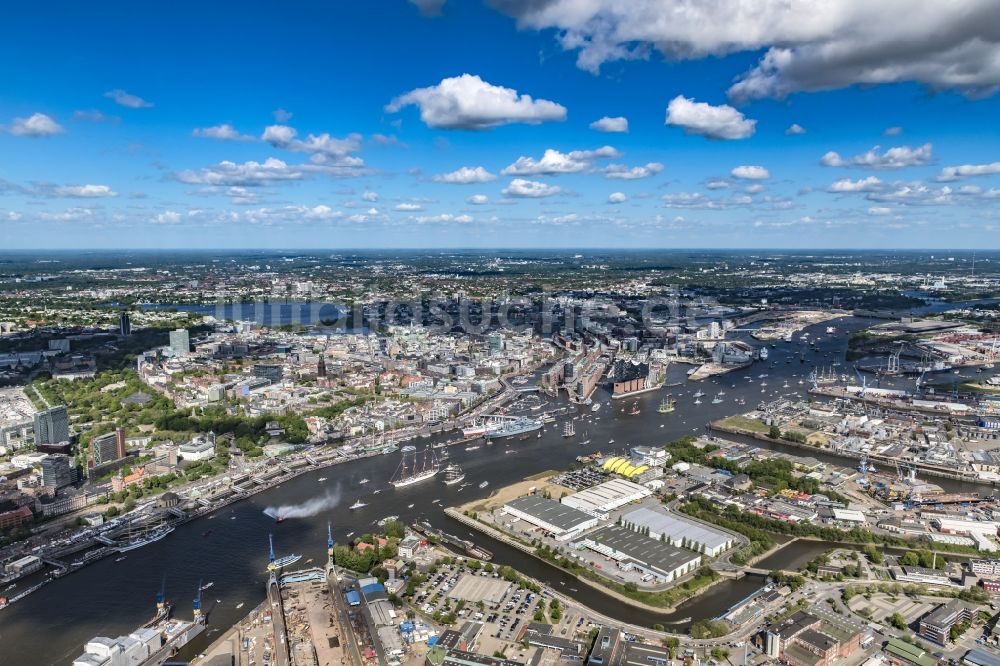 Hamburg von oben - Auslaufparade Hamburger Hafengeburtstag in Hamburg, Deutschland