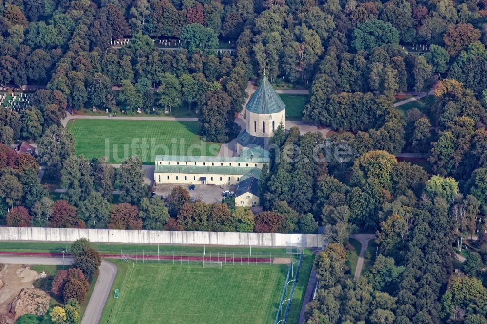 München von oben - Aussegnungshalle und Grabreihen auf dem Gelände des Friedhofes am Perlacher Forst in München im Bundesland Bayern