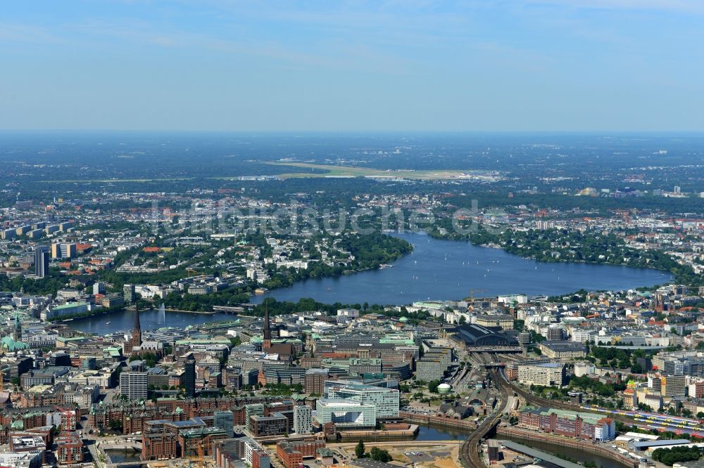 Luftbild Hamburg - Außenalster- See und Stadtteilansicht der Innenstadt von Hamburg