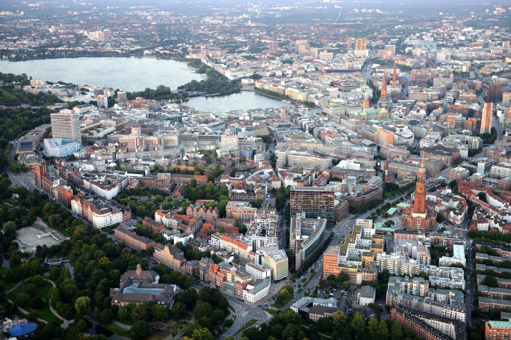 Hamburg von oben - Außenalster- See und Stadtteilansicht der Innenstadt von Hamburg