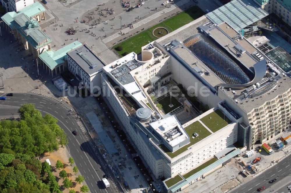 Berlin aus der Vogelperspektive: Aussenansicht der neuen US-amerikanischen Botschaft in Berlin am Brandenburger Tor