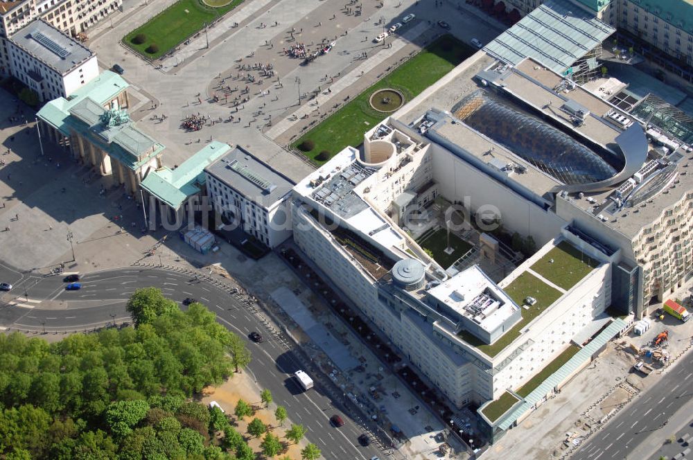 Luftbild Berlin - Aussenansicht der neuen US-amerikanischen Botschaft in Berlin am Brandenburger Tor