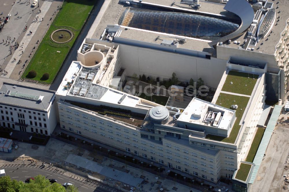 Berlin von oben - Aussenansicht der neuen US-amerikanischen Botschaft in Berlin am Brandenburger Tor