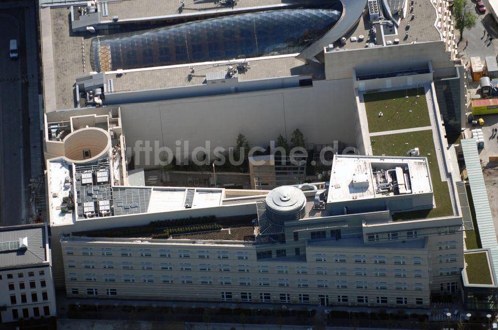 Berlin aus der Vogelperspektive: Aussenansicht der neuen US-amerikanischen Botschaft in Berlin am Brandenburger Tor