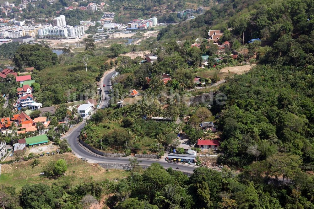 Patong aus der Vogelperspektive: Außenbezirk der Stadt Patong auf der Insel Phuket in Thailand