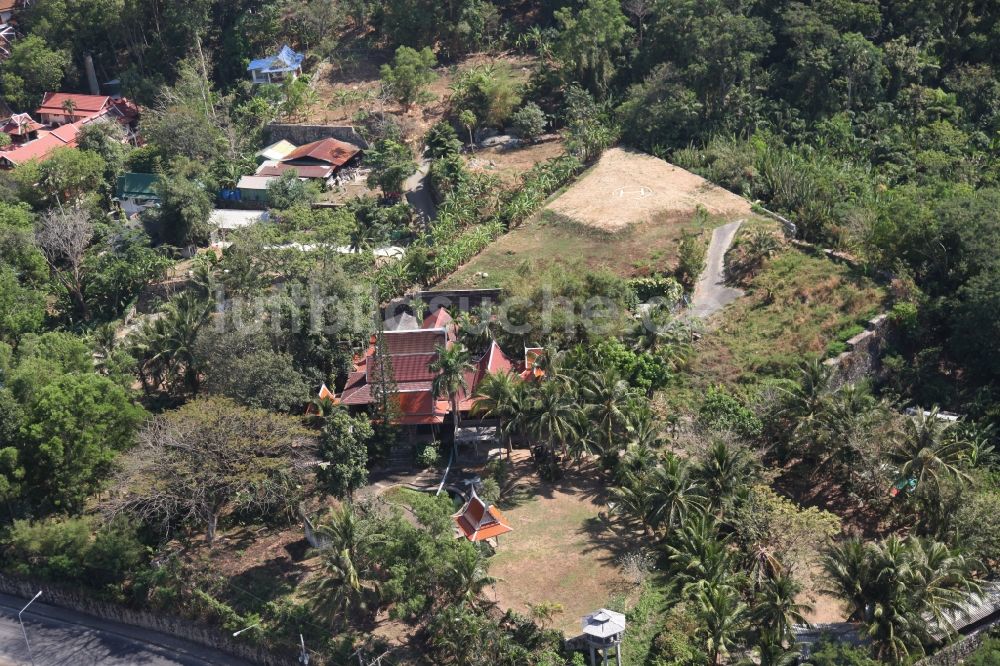 Patong von oben - Außenbezirk der Stadt Patong auf der Insel Phuket in Thailand