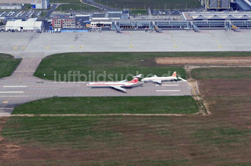 Luftbild Leipzig Schkeuditz - Außer Dienst gestellte Passagierflugzeuge Iljuschin IL18 und IL-62 der ehemaligen DDR- Fluggesellschaft INTERFLUG auf den resten der alten Start- und Landebahn des Flughafens Leipzig - Schkeuditz im Bundesland Sachsen