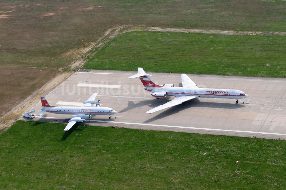 Luftaufnahme Leipzig Schkeuditz - Außer Dienst gestellte Passagierflugzeuge Iljuschin IL18 und IL-62 der ehemaligen DDR- Fluggesellschaft INTERFLUG auf den resten der alten Start- und Landebahn des Flughafens Leipzig - Schkeuditz im Bundesland Sachsen