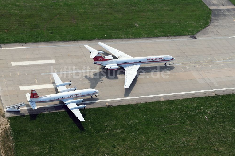 Leipzig Schkeuditz von oben - Außer Dienst gestellte Passagierflugzeuge Iljuschin IL18 und IL-62 der ehemaligen DDR- Fluggesellschaft INTERFLUG auf den resten der alten Start- und Landebahn des Flughafens Leipzig - Schkeuditz im Bundesland Sachsen