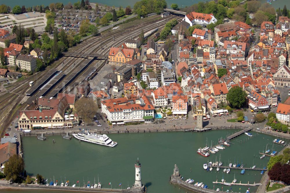 Lindau von oben - Aussicht in den Hafen mit Altstadt und Stadtbahnhof der Lindau Insel