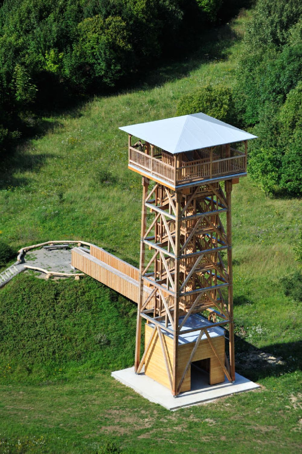 Eisenach aus der Vogelperspektive: Aussichtsturm Hainich-Blick im Nationalpark Hainich