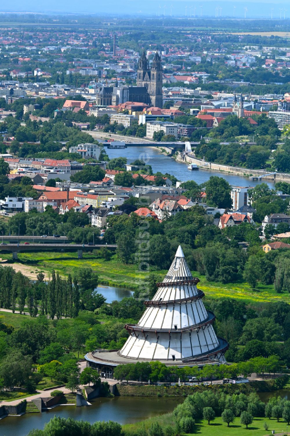 Magdeburg aus der Vogelperspektive: Aussichtsturm Jahrtausendturm Magdeburg im Ortsteil Herrenkrug in Magdeburg im Bundesland Sachsen-Anhalt, Deutschland