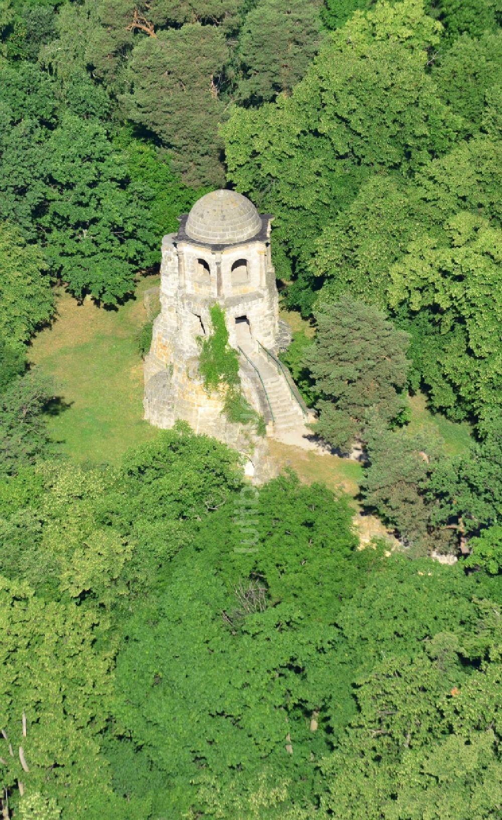 Halberstadt von oben - Aussichtsturm im Landschaftsschutzpark Spiegelsberge auf der Heinrichshöhe in Halberstadt im Bundesland Sachsen-Anhalt