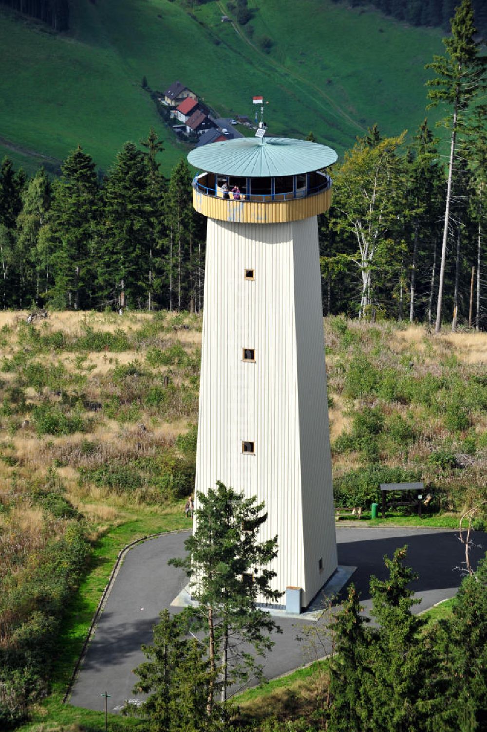 Springelhof aus der Vogelperspektive: Aussichtsturm Thüringer Warte in Bayern