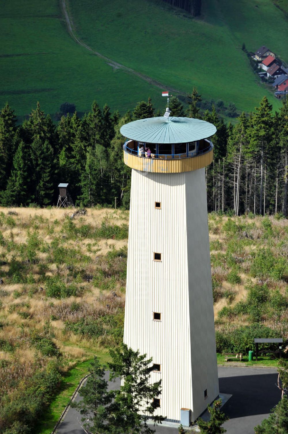 Luftaufnahme Springelhof - Aussichtsturm Thüringer Warte in Bayern