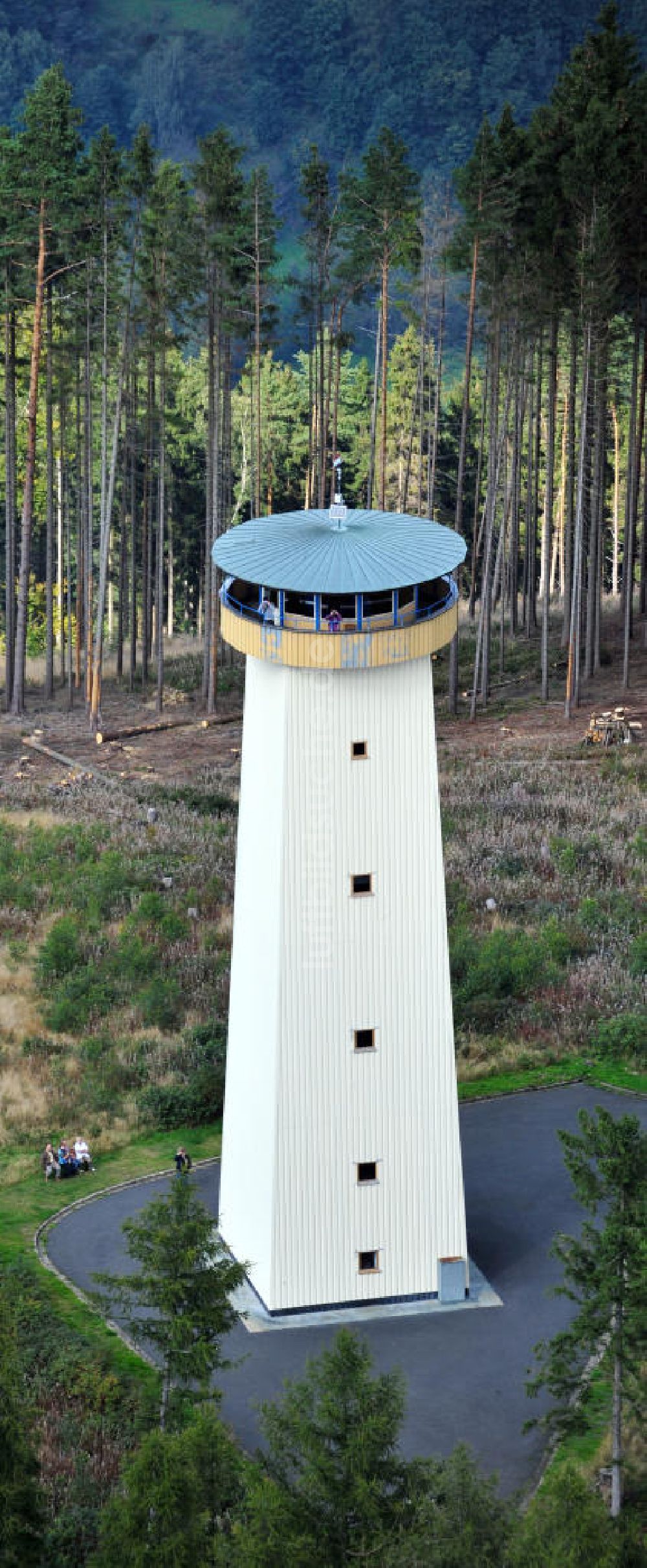 Springelhof aus der Vogelperspektive: Aussichtsturm Thüringer Warte in Bayern