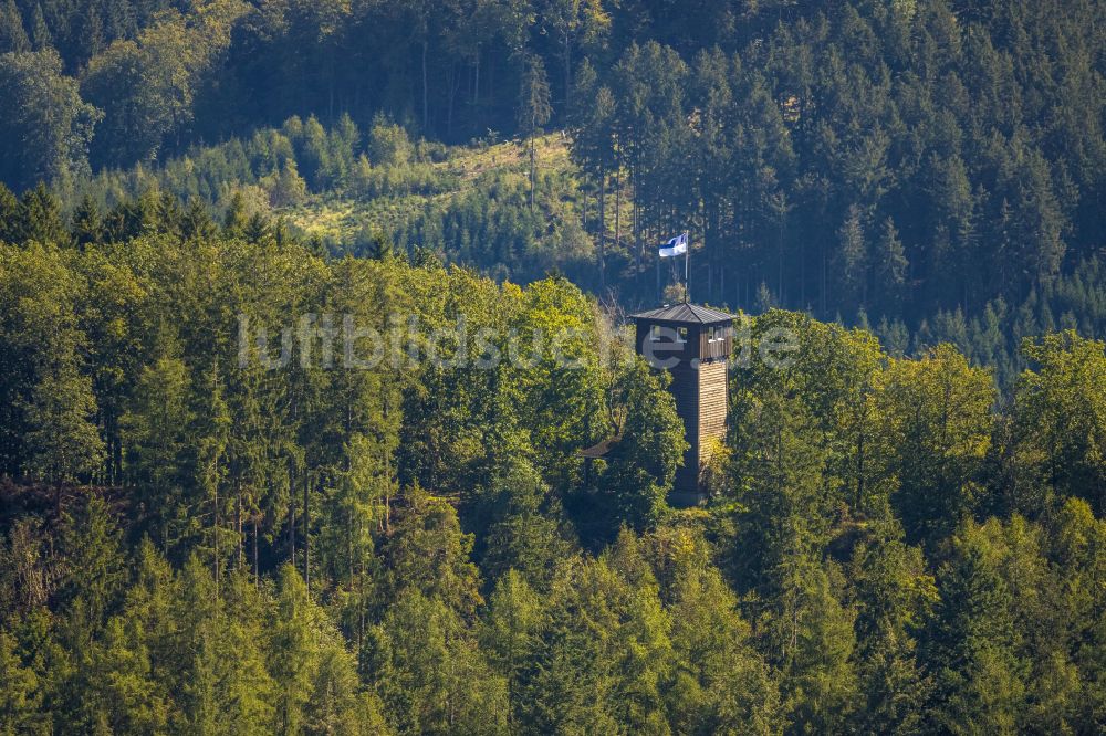 Elspe aus der Vogelperspektive: Aussichtsturm Wallburgturm in Elspe im Bundesland Nordrhein-Westfalen, Deutschland