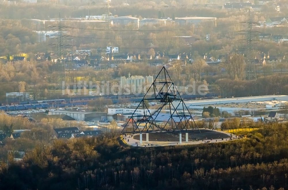 Bottrop von oben - Aussichtturm Tetraeder mit WDR-Filmteam auf der Halde an der Beckstraße in Bottrop in Nordrhein-Westfalen