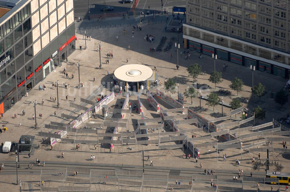 Luftbild Berlin - Ausstellung zur Friedlichen Revolution 1989/90 auf dem Alexanderplatz in Berlin