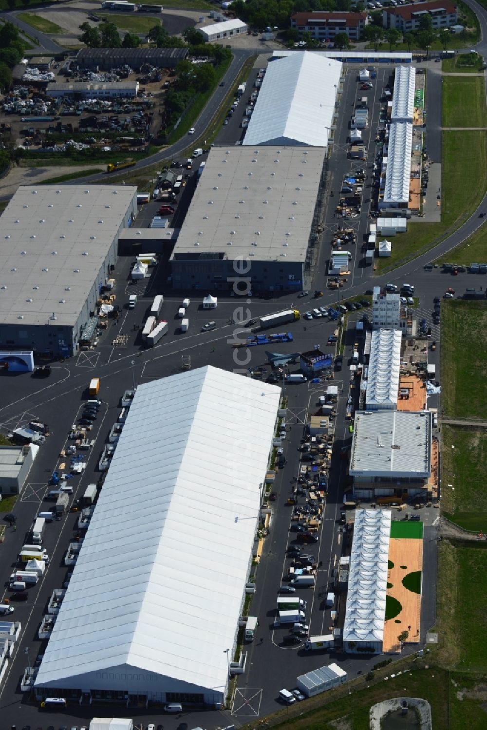 Schönefeld Selchow von oben - Ausstellungsgelände der Internationalen Luftfahrtshow ILA 2014 vor der Eröffnung auf dem Gelände des Flughafen Berlin-Schönefeld in Brandenburg 