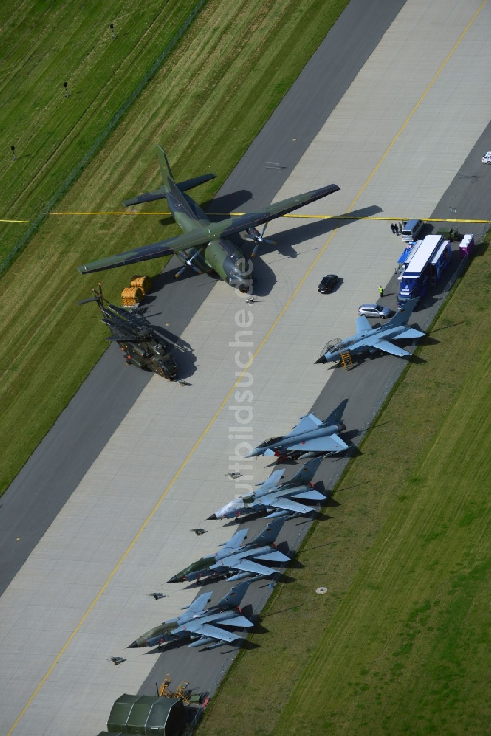 Schönefeld Selchow aus der Vogelperspektive: Ausstellungsgelände der Internationalen Luftfahrtshow ILA 2014 vor der Eröffnung auf dem Gelände des Flughafen Berlin-Schönefeld in Brandenburg 