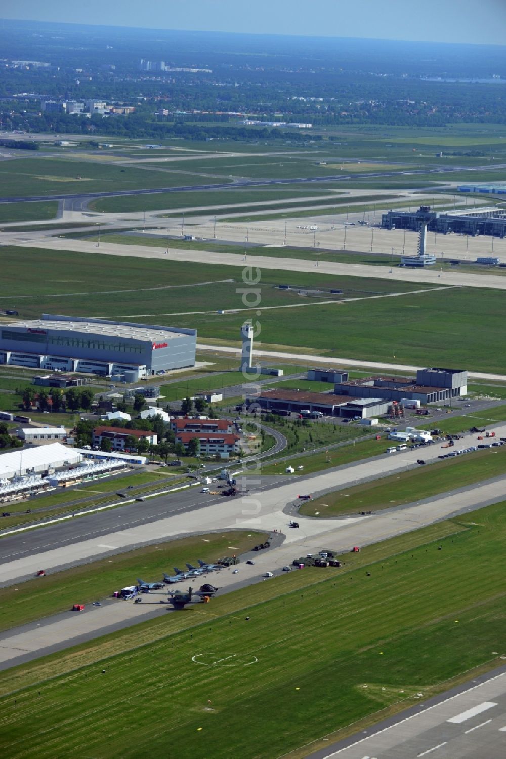 Luftaufnahme Schönefeld Selchow - Ausstellungsgelände der Internationalen Luftfahrtshow ILA 2014 vor der Eröffnung auf dem Gelände des Flughafen Berlin-Schönefeld in Brandenburg 