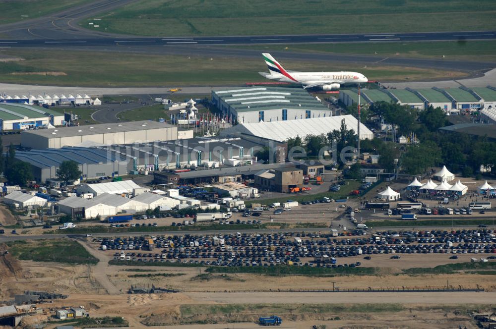 Schönefeld aus der Vogelperspektive: Ausstellungsgelände der Internationalen Luftfahrtshow ILA 2010 auf dem Gelände des Flughafen Berlin-Schönefeld zur Eröffnung am 08.06.2010